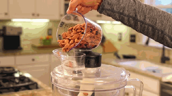 专榨果仁的榨汁机最高可出汁两升 还能做坚果酱