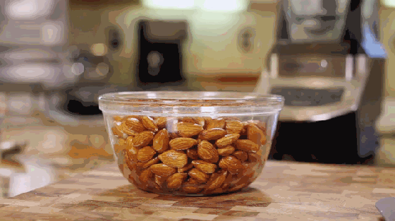 专榨果仁的榨汁机最高可出汁两升 还能做坚果酱