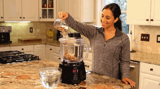 专榨果仁的榨汁机最高可出汁两升 还能做坚果酱