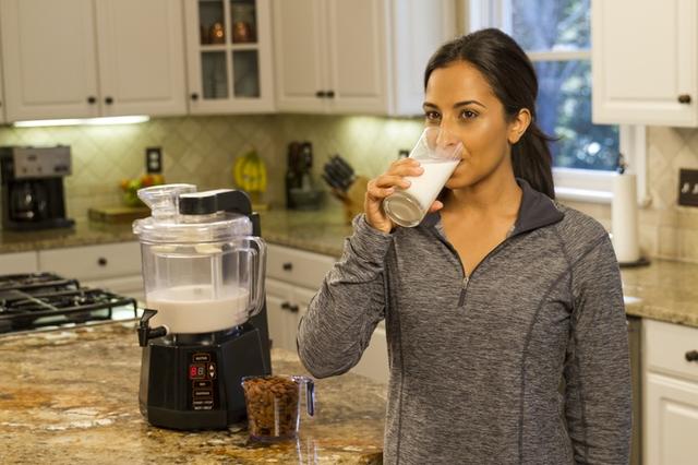 专榨果仁的榨汁机最高可出汁两升 还能做坚果酱