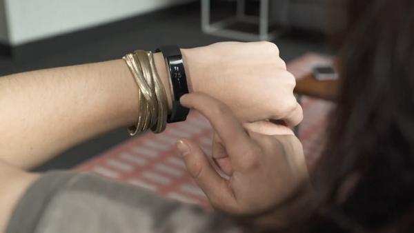 Fitbit Alta HR手环上手 比预期好但还不够新鲜