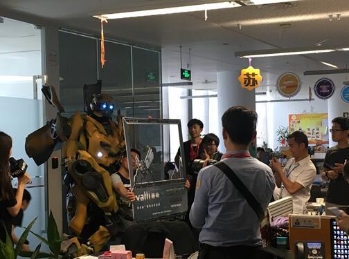 华帝激活“大黄蜂”空降南京 苏宁:园区彻底沦陷