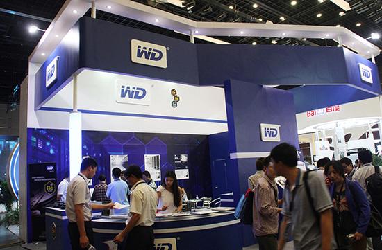 传闻西部数据率财团夺标东芝芯片业务。图为西部数据公司(WD)展台。视觉中国 资料图