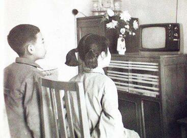 小时候看电视的欢乐时光