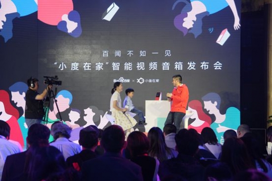 宋晨枫与小朋友互动